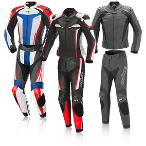 Tres monos de moto de cuero de dos piezas con diseño deportivo, protecciones y protectores de rodillas.